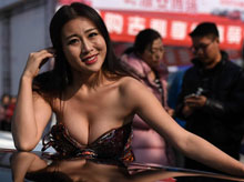 中国第一胸模现身车展遭围观
