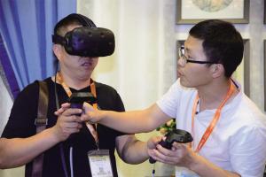 消费者在欧工的建博会展位通过VR看整体软装效果。